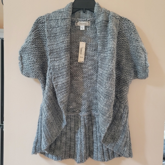 Decree Sweaters - ☀️ NWT Decree Gray Short Sleeve Sweater